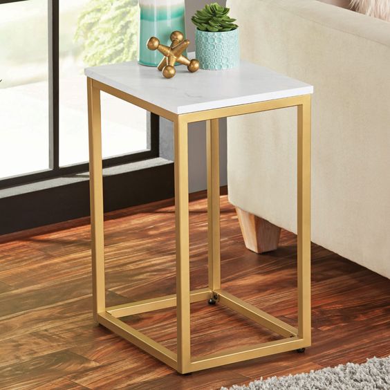 طاولة شاي – سطح بتأثير الرخام مع إطار معدني ذهبي 40×40 سم – TE112