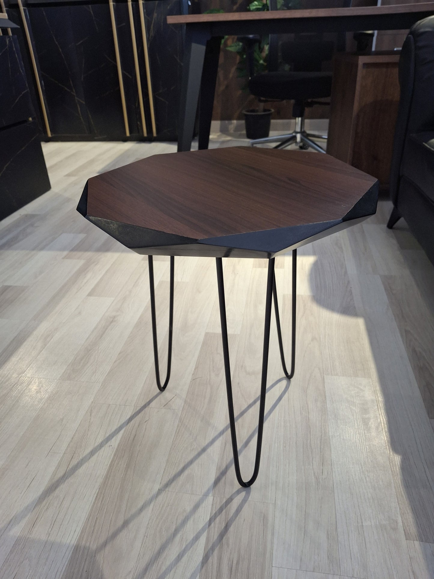 طاولة شاي – سطح MDF مثمن الأضلاع بأرجل سوداء 60 سم – TE131