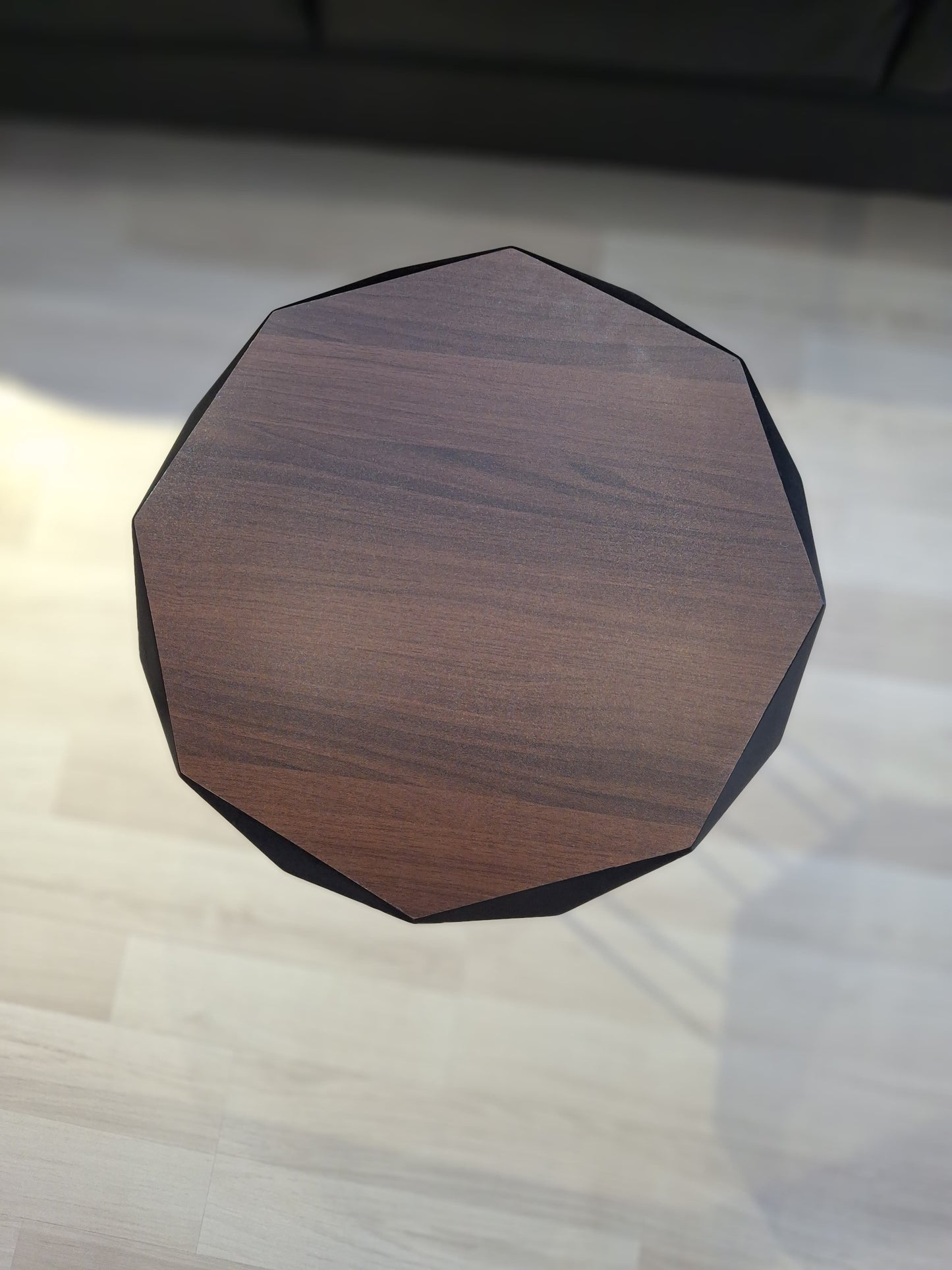 طاولة شاي – سطح MDF مثمن الأضلاع بأرجل سوداء 60 سم – TE131